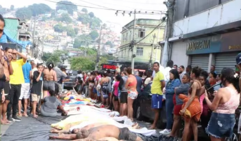 Ascienden a 132 los muertos por el operativo policial en la zona norte de Río de Janeiro Docenas de cadáveres tras la operación militar en el barrio de Penha, en Río de Janeiro.- Europa Press/Contacto/Jose Lucena