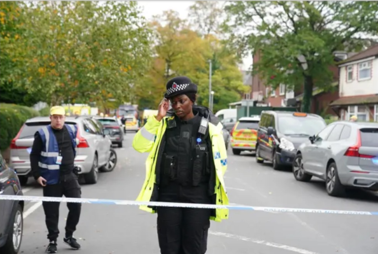Policía desplegada tras un ataque a una sinagoga en Crumpsall, a las afueras de Mánchester- Peter Byrne/PA Wire/dpa