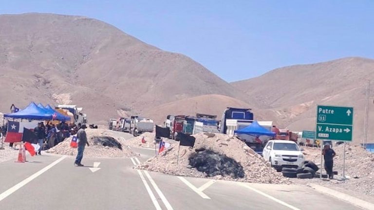 Bloqueo de trabajadores de Quiborax en Chile afecta a transportistas bolivianos de carga pesada (Archivo) Trabajadores de Quiborax bloquean /Imagen de referencia/ Foto: Erbol