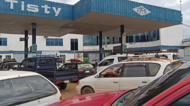 Fila de vehículos en busca de combustible en la ciudad de Cobija.