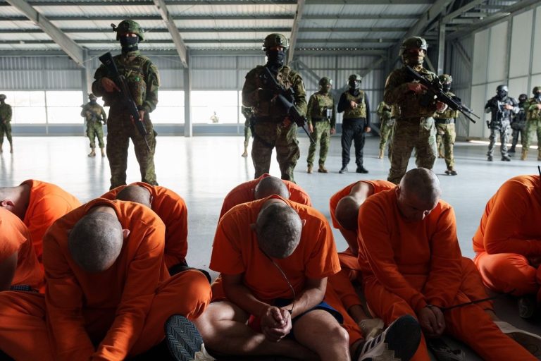 Un grupo de reos custodiados por militares para su traslado a una cárcel en Ecuador REMITIDA / HANDOUT por PRESIDENTE DE ECUADOR EN X Fecha: 11/11/2025. Fotografía remitida a medios de comunicación exclusivamente para ilustrar la noticia a la que hace referencia la imagen, y citando la procedencia de la imagen en la firma