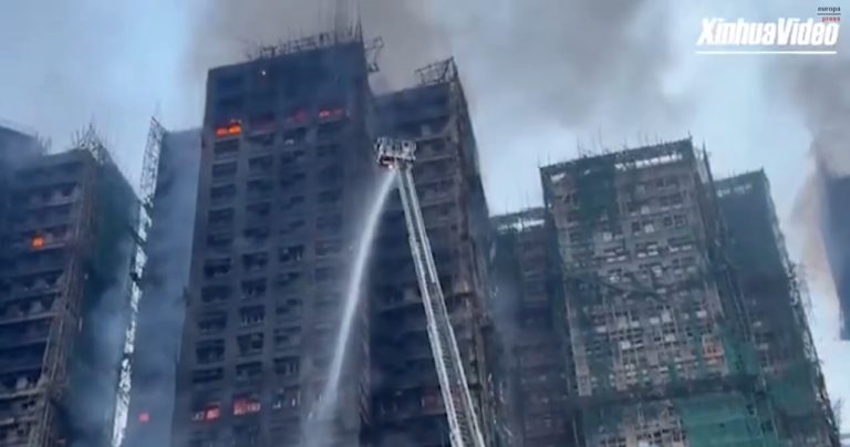 Ascienden a 83 los muertos por el incendio de un complejo de rascacielos en Hong Kong Múltiples rascacielos en llamas en el complejo residencial Wang Fuk Court, en Hong Kong - Europa Press/Contacto/Tmhk