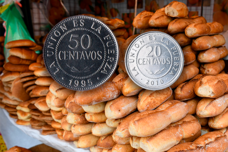 Pan y centavos bolivianos /Imagen de referencia/