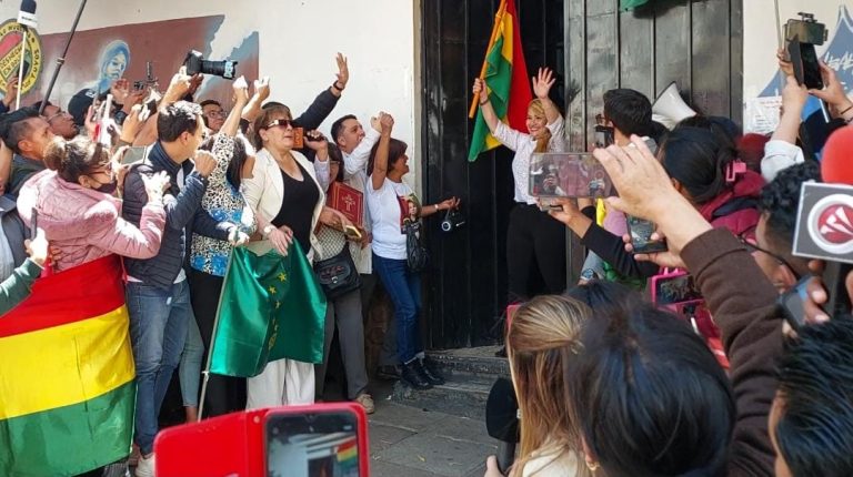 Jeanine Áñez sale de la cárcel tras cuatro años y ocho meses y afirma que en 2019 no hubo un golpe de Estado Jeanine Áñez sale de la cárcel de Miraflores en La Paz