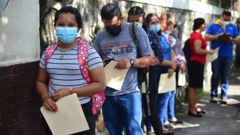 Jóvenes buscan empleo /Imagen de referencia/ Foto: ElSalvador.com