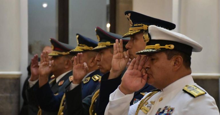 [Foto: APG] / El momento cuando son posesionadas las nuevas autoridades del Alto Mando Militar.