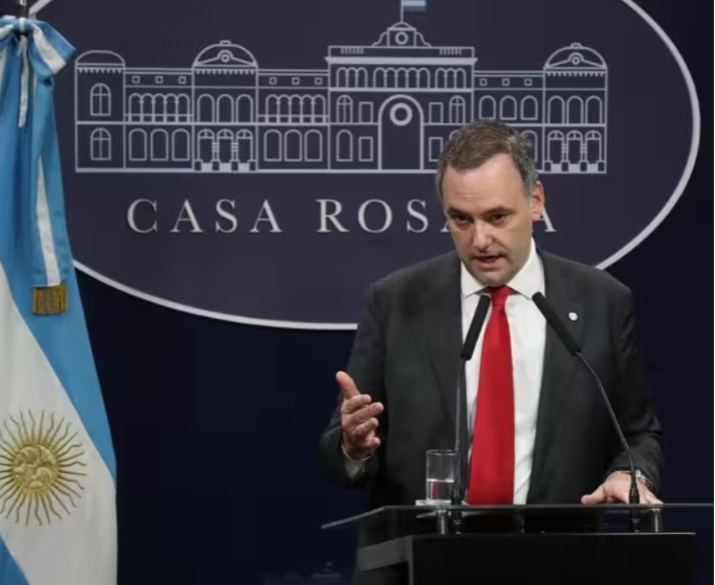 El exportavoz del Gobierno Manuel Adorni jura como nuevo jefe de gabinete de Argentina Archivo - El portavoz del Gobierno de Argentina, Manuel Adorni, ofrece una declaración institucional, en la Casa Rosada, a 20 de mayo de 2024, en Buenos Aires (Argentina). El Gobierno de Argentina ha negado que exista un "problema diplomático" y ha acusad - Vocería Presidencial - Archivo