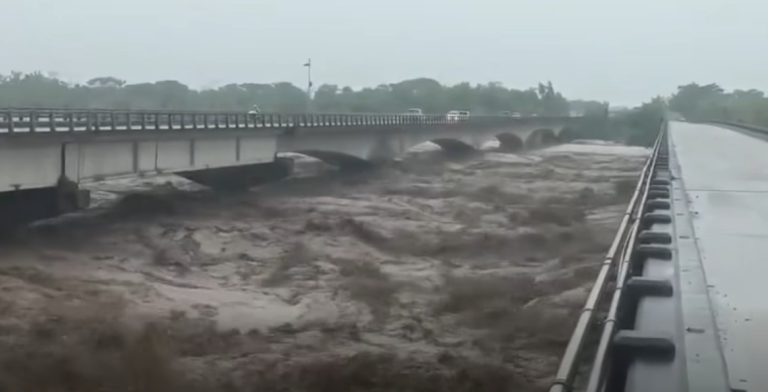 Santa Cruz: preocupación en Yapacaní por crecida inusual del río Crecida de río en Yapacaní