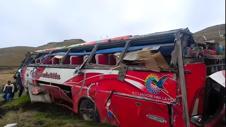 Al menos 21 muertos y 40 heridos en un accidente de autobús en Ecuador