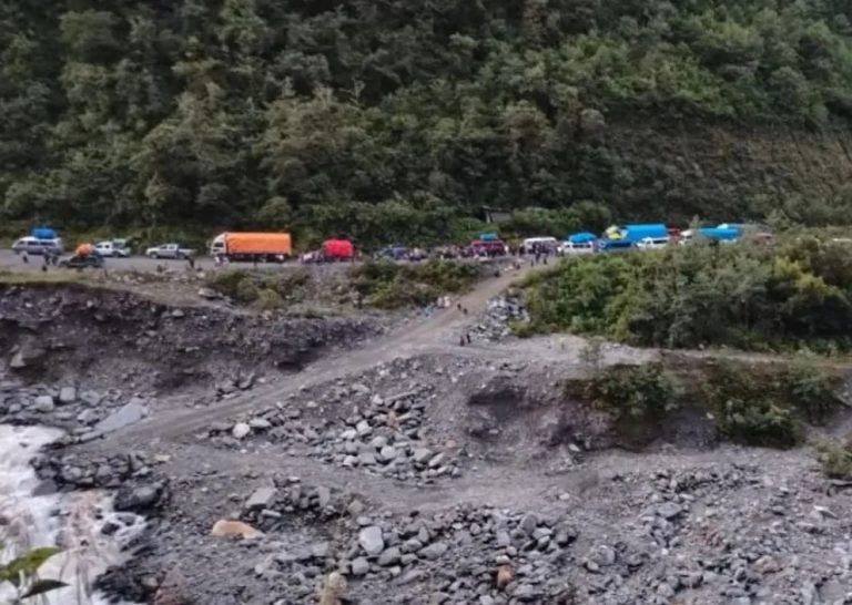 Minería aurífera ilegal provoca desastres en las carreteras de los Yungas y del norte paceño La fila de motorizados parados desde el lunes en la ruta hacia Chulumani, por un derrumbe de la carretera. Foto: Fm Bolivia /Imagen de referencia/