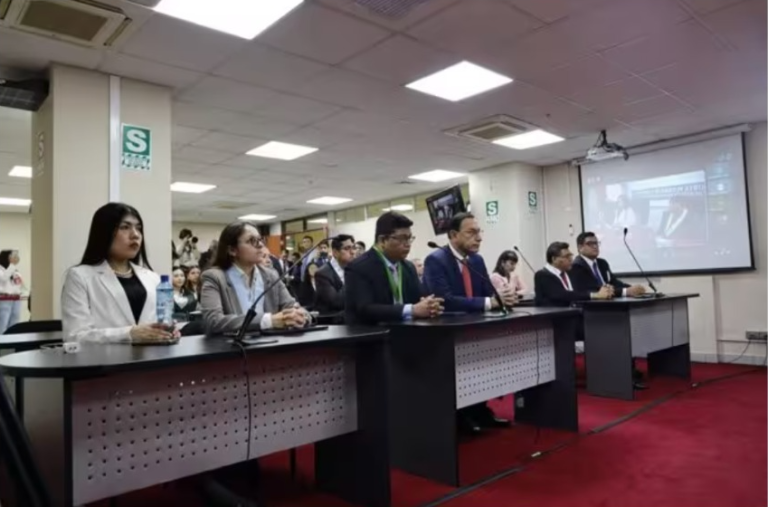 El expresidente de Perú Martín Vizcarra escucha la lectura de su sentencia por corrupción en el Cuarto Juzgado Penal Colegiado Nacional