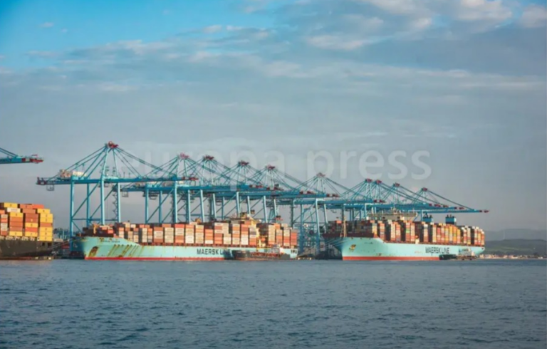 Archivo - Dos buques portacontenedores en Algeciras - Marcos Moreno - Archivo