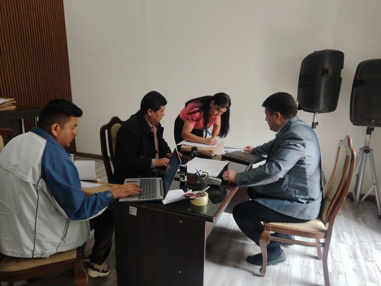 Legislativo Departamental de Chuquisaca recibe 20 postulantes al TED y anuncia revisión de documentos desde las 20:00 Reciben documentos de postulantes a vocales del Tribunal Electoral Departamental (TED) Chuquisaca /Foto: Asamblea Legislativa Departamental/