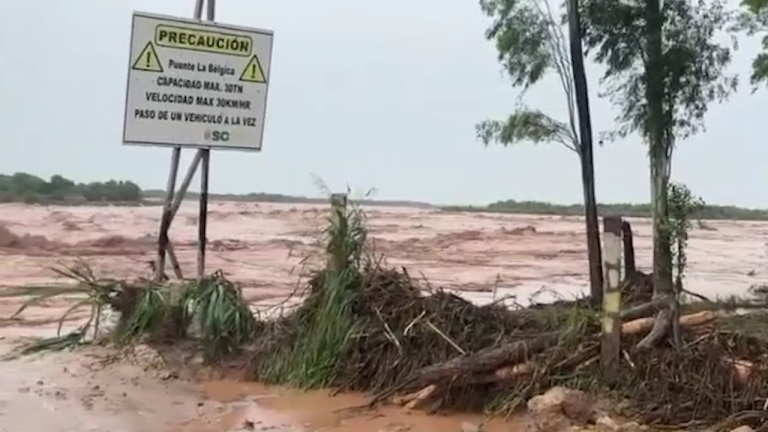 Ante aislamiento de Colpa Bélgica, alcaldesa pide apoyo para restablecer el puente afectado por riadas Lluvias afectan caminos y puentes en Santa Cruz, diciembre 2025