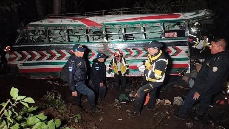 Siniestro de un autobús de pasajeros en Cumbre de Alaska (Guatemala) a 26 de diciembre de 2025 REMITIDA / HANDOUT por BOMBEROS VOLUNTARIOS DE GUATEMALA