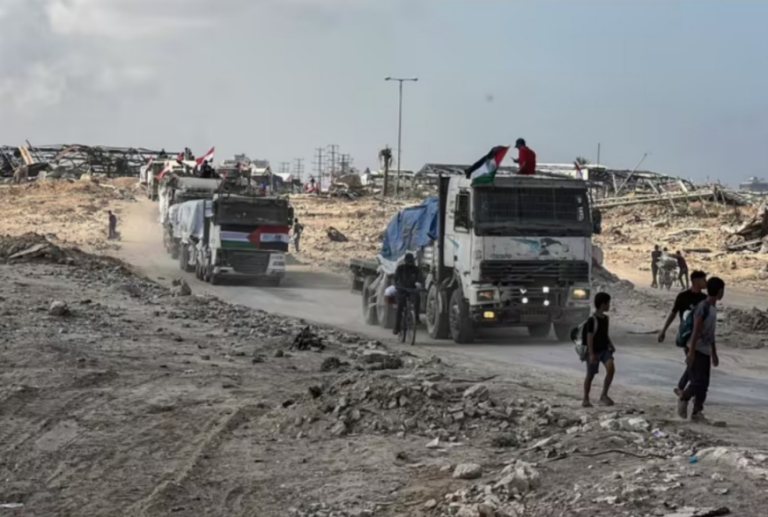 Archivo - Camiones cargados con ayuda humanitaria en la Franja de Gaza- Belal Abu Amer / Zuma Press / ContactoPhoto
