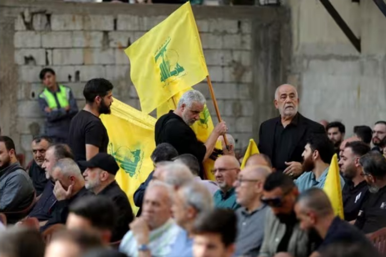 Imagen de archivo de banderas del partido-milicia Hezbolá. - Europa Press/Contacto/Marwan Naamani