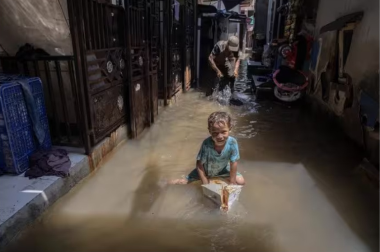 Imagen de archivo de las inundaciones en una calle de Yakarta, Indonesia. - Europa Press/Contacto/Donal Husni