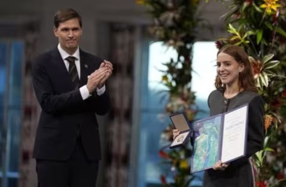 La hija de la opositora María Corina Machado recibe en su nombre en Oslo el Premio Nobel de la Paz La hija de la opositora María Corina Machado recibe en su nombre en Oslo el Premio Nobel de la Paz Ana Corina Sosa, hija de la opositora María Corina Machado, ha recibido este miércoles en su nombre el Premio Nobel de la Paz 2025, galardón entregado en una ceremonia en Oslo al que la política no ha podido llegar a tiempo por causas especificadas tras viajar desde Venezuela y sin que hayan trascendido los detalles de su ruta por motivos de seguridad. Leer más: https://www.europapress.es/internacional/noticia-hija-opositora-maria-corina-machado-recibe-nombre-oslo-premio-nobel-paz-20251210134614.html (c) 2025 Europa Press. Está expresamente prohibida la redistribución y la redifusión de este contenido sin su previo y expreso consentimiento.