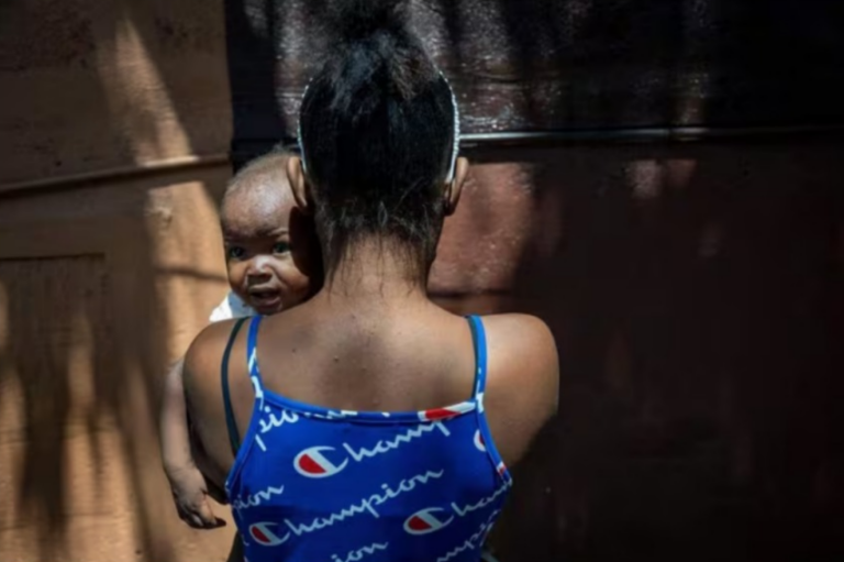 La ONU pide recaudar 750 millones de euros para 4,2 millones de haitianos que dependen de asistencia humanitaria Una mujer con su hija en Haití - Europa Press/Contacto/Jose Iglesias/Miami Herald